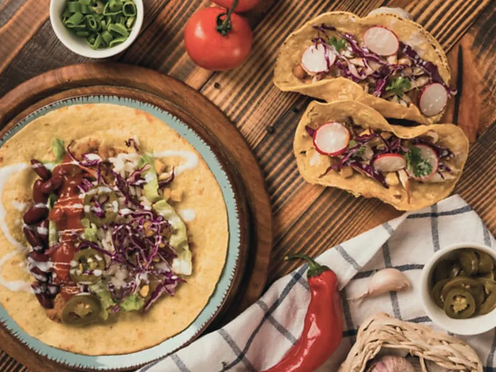 Plato de tacos fotografiado con poca luz y la misma foto retocada