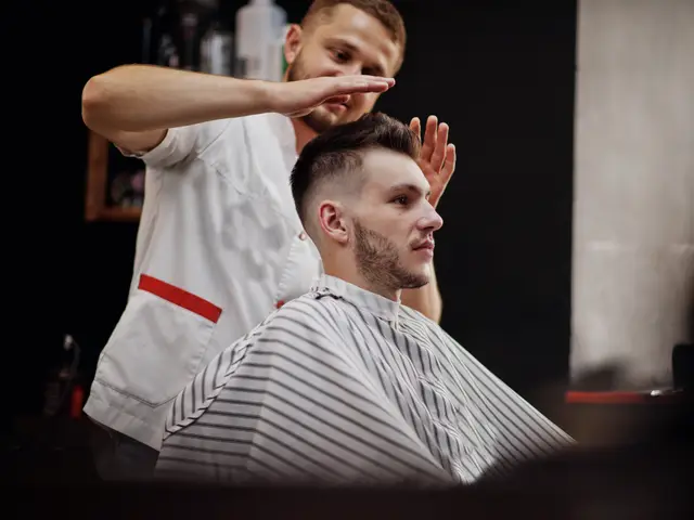 Barbero dándole forma al corte de un cliente