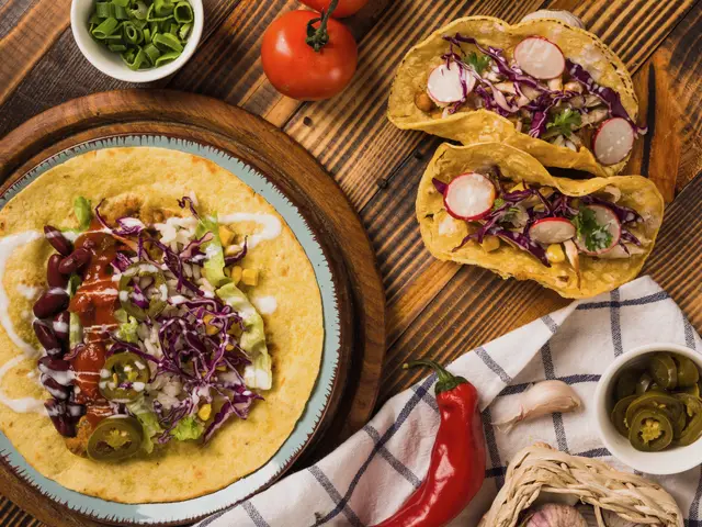 Plato de tacos con salsa y verduras sobre una mesa de madera