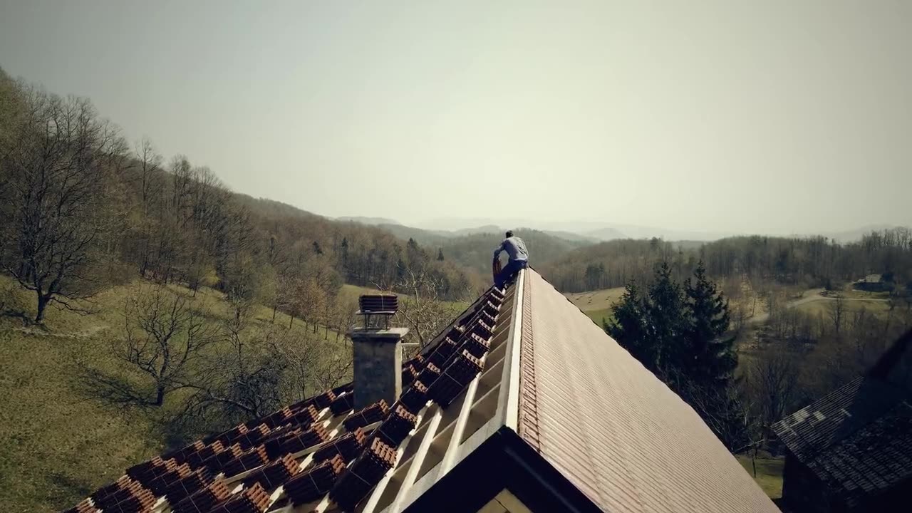 Vista aérea de un techador sobre una casa en construcción